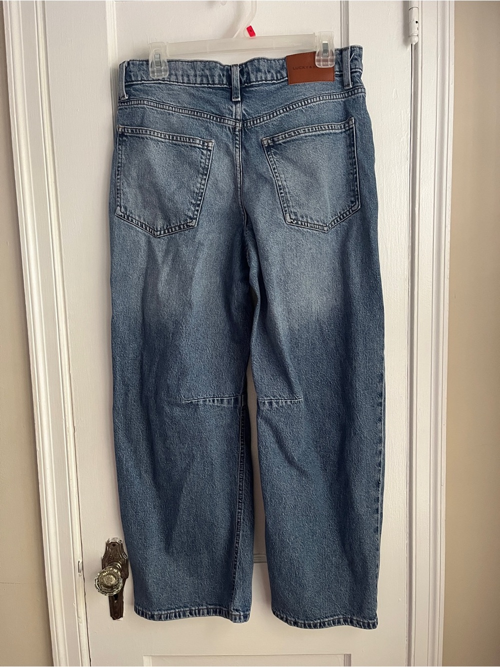 Lucky Brand Women’s Barrel Jeans in Medium Wash - Picture 4 of 9